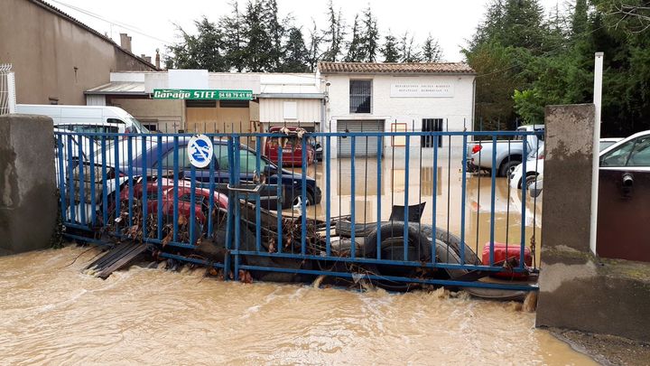 Les inondations à Trèbes, dans l'Aude, le 15 octobre 2018 ont tout emporté : voitures, intérieur des maisons, portail... (BENJAMIN MATHIEU / FRANCE-INFO)