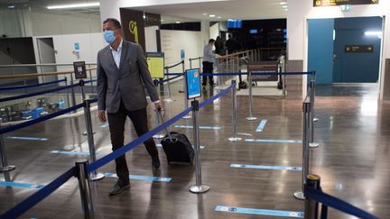 Un passager arrive à l'aéroport de Nantes Atlantique, à Bouguenais&nbsp;(Loire-Atlantique), le 8 juin 2020 (photo d'illustration). (LOIC VENANCE / AFP)