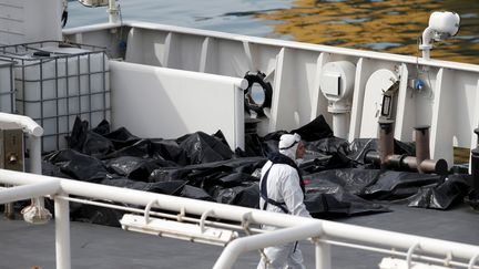 Les corps de migrants morts lors du naufrage de leur embarcation en M&eacute;diterran&eacute;e sont dispos&eacute;s sur le pont d'un bateau des garde-c&ocirc;tes italiens, &agrave; L'Isla (Malte), le 20 avril 2015. (DARRIN ZAMMIT LUPI / REUTERS)