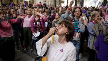 Des manifestantes suisses se mobilisent pour l'égalité effective entre les femmes et les hommes, le 14 juin 2019 à Berne. (FABRICE COFFRINI / AFP)