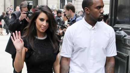 C'&eacute;tait le couple en vue de cette fashion week parisienne : Kim Kardashian (G) et Kanye West sont d&eacute;sormais unis par les liens de la mode. Amen ! (DI CROLLALANZA / SIPA)