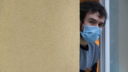 Le docteur Jonathan Peterschmitt, fils du pasteur&nbsp;Samuel&nbsp;Peterschmitt et petit-fils du fondateur de l'Église de la Porte ouverte chrétienne, le 4 mars 2020. (SEBASTIEN BOZON / AFP)