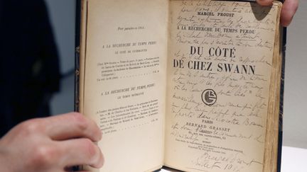 Une édition originale du roman "Du côté de chez Swann" de Proust, présentée chez Sotheby's à Paris (30 mai 2016)
 (François Guillot / AFP)