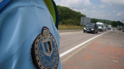 Lors d'un contrôle routier, vérifiant les fichiers des personnes recherchées, les gendarmes ont réalisé que l'homme faisait l'objet d'un mandat d'arrêt européen (photo d'illustration). (THIERRY COLIN / RADIOFRANCE)