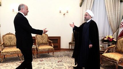 A Téhéran, le 29 juillet 2015, le chef de la Diplomatie française Laurent Fabius transmet au président iranien Hassan Rohani une invitation du président François Hollande à se rendre en France. (Farzaneh Khademian/AFP)