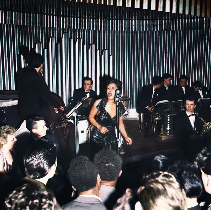 Billie Holiday sur scène (HULTON DEUTSCH / CORBIS HISTORICAL via GETTY IMAGES / Colorisé par Marina Amaral)