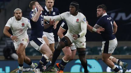 Russell tente d'échapper à Itoje lors d'Angleterre-Ecosse le 6 février 2021 à Twickenham (ADRIAN DENNIS / AFP)