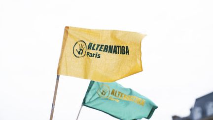 Des drapeaux de l'association Alternatiba à Paris, le 31 mars 2023. (FIORA GARENZI / HANS LUCAS / AFP)