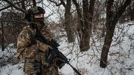 Un soldat ukrainien près de la ligne de front dans le Donbass. (YASUYOSHI CHIBA / AFP)