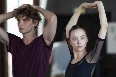 Niels Schneider et Nastya Shevtzoda dans "Polina"
 (Carole Bethuel / Allociné)