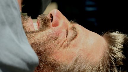 Le skipper Yann Eliès lors de son sauvetage au large des côtes australiennes, le 22 décembre 2008. (GREG WOOD / AFP)