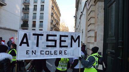 Des Atsem manifestent, devant une école primaire à Paris, le 14 décembre 2016. Elles dénoncent des conditions de travail de plus en plus difficiles. &nbsp; (ALPHA CIT / CITIZENSIDE)