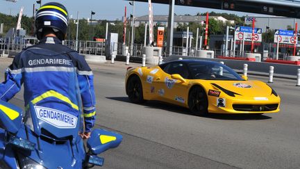 Une Ferrari participant au Cannonball 2000 passe le p&eacute;age du Bignon, pr&egrave;s de Nantes (Loire-Atlantique), le 6 septembre 2012. (FRANK PERRY / AFP)