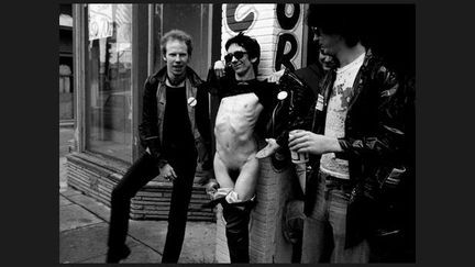 &quot;Au rayon des icônes disparues, les Dead Boys sont importants et pourtant méconnus. Leur chanteur Steve Bators, qui a fondé ensuite les Lords of The New Church, est mort à Paris d’un accident stupide, renversé par une voiture.&quot;
 (Brad Elterman)