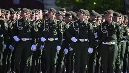 Des soldats russes lors d'une parade à Moscou (Russie), le 9 mai 2023. (SEFA KARACAN / ANADOLU AGENCY / AFP)