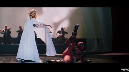 Céline Dion dans le clip de "Ashes" accompagnée de&nbsp;Ryan Reynolds.&nbsp; (CELINE DION)