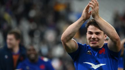 Antoine Dupont, lors de la victoire des Bleus contre l'Argentine (29-20) début novembre, vient d'être nommé meilleur joueur de l'année 2021. (FRANCK FIFE / AFP)