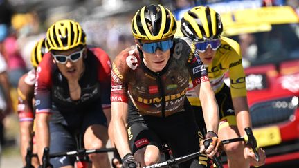 Geraint Thomas (Ineos-Grenadiers), Jonas Vingegaard (Jumbo-Visma) et Tadej Pogacar (UAE Team Emirates), le 13 juillet 2022 sur la 11e étape du Tour de France. (MARCO BERTORELLO / AFP)