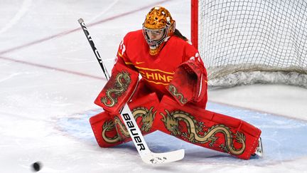 Au Wukesong Sports Centre de Pékin, le 6 février, la gardienne chinoise Zhou Jiaying avait l'oeil du tigre et l'esprit du dragon pour s'imposer, sur le fil, face au Japon. Si la Chine n'avait pas franchement&nbsp;la&nbsp;culture du palet jusqu'à présent,&nbsp;elle&nbsp;a pu compter sur tout un régiment de joueuses nord-américaines naturalisées pour l'occasion. Pour renforcer l'unité nationale, les noms occidentaux des joueuses ont été traduits en chinois.&nbsp;La gardienne&nbsp;de l'équipe chnoise, anciennement prénommée Kimberly Newell, évoluait ainsi en équipe du Canada&nbsp;lorsqu'elle était plus jeune.&nbsp;De quoi voir double. (LIU XIAO / XINHUA)