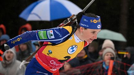 La Française Julia Simon lors de la mass start des Mondiaux d'Oberhof (Allemagne), le 19 février 2023. (TOBIAS SCHWARZ / AFP)