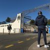 Un supporter de l'OM devant le centre d'entraînement du club, dimanche 31 janvier 2021, à Marseille. (NICOLAS TUCAT / AFP)