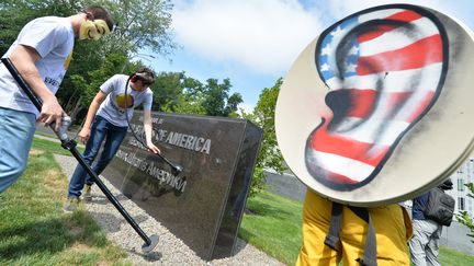 Des membres du Parti d'internet ukrainien protestent devant l'ambassade des Etats-Unis &agrave; Kiev, contre le syst&egrave;me am&eacute;ricain d'espionnage, le 27 juin 2013. (SERGEI SUPINSKY / AFP)