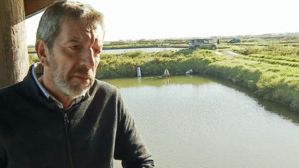 Michel Cymes dans les paysages magnigiques de l'île d'Oléron.
 (France 3 / Culturebox)