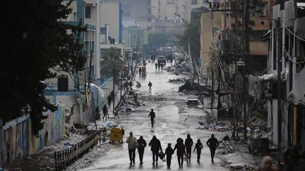 Des habitants marchent dans les rues de la ville de Gaza, samedi 27 janvier 2024. (DAWOUD ABO ALKAS / ANADOLU VIA AFP)