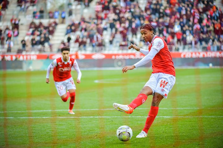 Jens Cajuste a inscrit un penalty contre Rennes le 9 avril 2022, insuffisant pour les Rémois (défaite 2-3) (AURELIEN LAUDY PHOTOGRAPHE JOURNAL L'UNION-L'ARDENNAIS / MAXPPP)