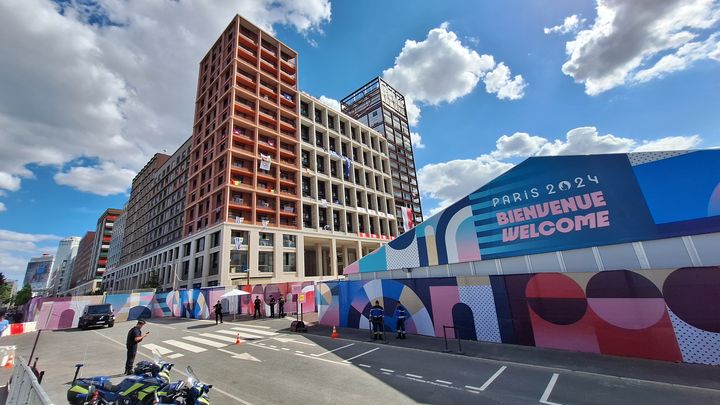 L'entrée du village olympique des Jeux de Paris, sous bonne garde, le 7 août 2024 à Saint-Denis (Seine-Saint-Denis). (PIERRE GODON / FRANCEINFO)