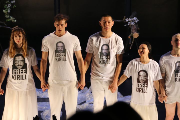 Le soir de la Première d'"Outside", aux saluts, les comédiens arborent un tee shirt "Free Kirill" (Sophie Jouve)