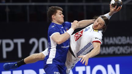 Kentin Mahé (à droite) au duel avec l'Islandais Elvar Jonsson. (PETR DAVID JOSEK / POOL)