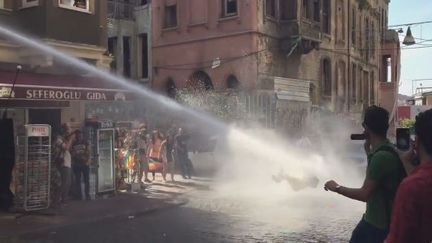 Capture d'&eacute;cran d'une vid&eacute;o post&eacute;e par un internaute sur Twitter, o&ugrave; un participant &agrave; la Gay Pride se fait asperger par un canon &agrave; eau par les forces de l'ordre le 28 juin 2015 &agrave; Istanbul (Turquie).&nbsp; (FUNDA ERYIGIT / TWITTER)