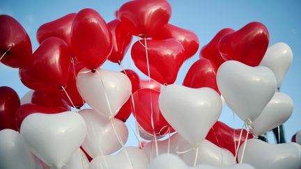 Des ballons en formes de coeur pour la Saint-Valentin. (LIONEL BONAVENTURE / AFP)