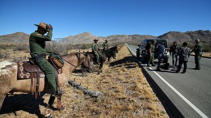 il est plus aisé pour les gardes-frontières de circuler à cheval qu’en voiture, mais surtout plus facile de détecter les passages illégaux empruntés par les migrants et les trafiquants de drogue. Une ironie du sort que n’hésitent pas relever certains dresseurs, qui sont des Mexicains eux-mêmes appréhendés à la frontière et détenus pour des infractions liées à la drogue. (Mike Blake / Reuters)