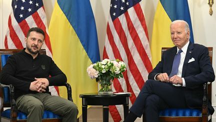 Le président ukrainien, Volodymyr Zelensky, et le président américain, Joe Biden, à Paris, le 7 juin 2024. (SAUL LOEB / AFP)