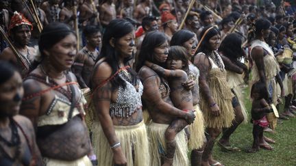 Des indiens&nbsp;Munduruku participent &agrave; un rassemblement pour protester contre la construction du barrage hydro&eacute;lectrique de Belo Monte sur le fleuve Amazone (Br&eacute;sil), le 5 juin 2013. (LUNAE PARRACHO / REUTERS)