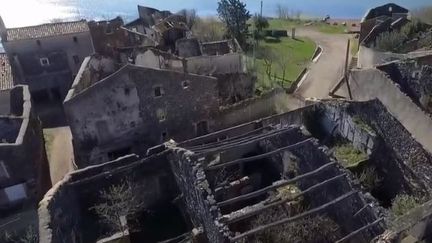 Épargnées par les eaux du barrage construit en 1969, les habitations du hameau de Celles (Hérault) sont le point d'accueillir à nouveau des habitants, après 50 ans de rues désertes. (FRANCE 3)