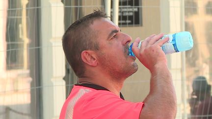 Canicule : face à la vague de chaleur, les Français cherchent à se rafraîchir (Franceinfo)