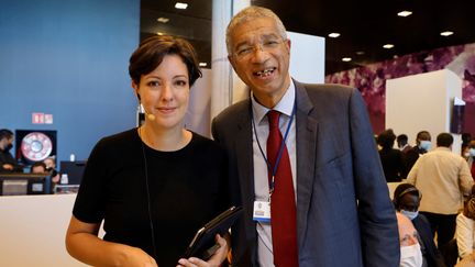 Marie-Cécile Zinsou, aux côtés de son père, l'ancien Premier ministre béninois, le 8 octobre 2021, lors du sommet Afrique-France, qui s'est tenu à Montpellier.&nbsp; (LUDOVIC MARIN / AFP)