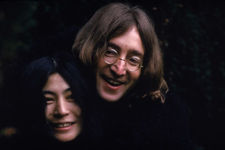 John Lennon et sa compagne Yoko Ono en décembre 1968. (SUSAN WOOD / GETTY IMAGES / HULTON ARCHIVE)