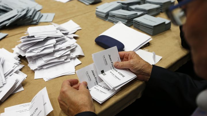 Un militant UMP compte les bulletins de vote le 18 novembre 2012 &agrave; Nice (Alpes-Maritimes), lors de l'&eacute;lection du pr&eacute;sident du parti. (VALERY HACHE / AFP)