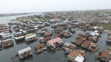 Vue aérienne du quartier lacustre de Ladji à Cotonou au Bénin. (Lozivit, 2018)