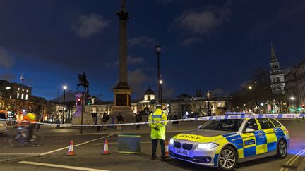 Un policier devant le Parliament Square à Londres où a eu lieu l'attaque, le 22 mars 2017. (JOEL FORD / AFP)