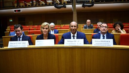 De gauche à droite : le directeur des relations avec les institutions de la Fédération française de football (FFF), Erwan Le Prevost, la directrice générale de la FFF, Florence Hardouin, le vice-président de la FFF, Philippe Diallo, et le responsable de la sécurité de la FFF, Didier Pinteaux, assistent à une audition au Sénat sur les incidents survenus au Stade de France pendant la finale de la Ligue des champions, le 9 juin 2022. (ANNE-CHRISTINE POUJOULAT / AFP)