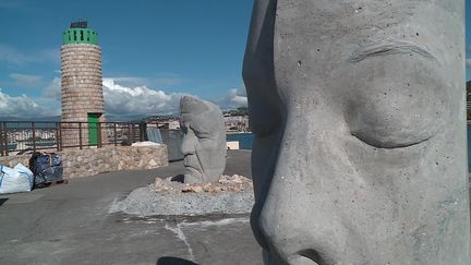 Deux des six visages de pierre qui seront immergés fin novembre au large de Cannes. (France 3 Côte d'Azur / E.Jacquet)