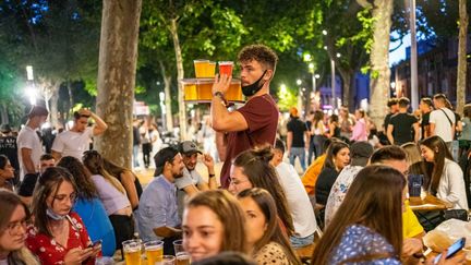 Des jeunes en terrasse, le 25 juin 2021 à Toulouse. (JEAN-MARC BARRERE / HANS LUCAS / AFP)