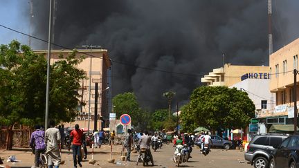 Une colonne de fumée noire dans le centre-ville de Ouagadougou, après l'attaque contre l'ambassade de France et l'état-major des forces armées burkinabées, vendredi 2 mars 2018.&nbsp; (AHMED OUOBA / AFP)