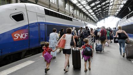 Des voyageurs &agrave; la gare de Lyon &agrave; Paris, le 3 ao&ucirc;t 2013. (BERTRAND GUAY / AFP)