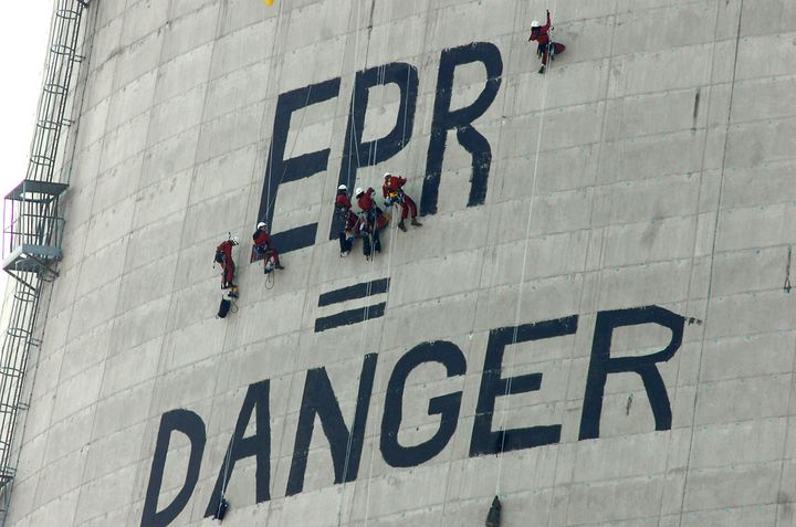 L'action de Greenpeace &agrave; la centrale de&nbsp;Belleville-sur-Loire, le 27 mars 2007. (ALAIN JOCARD / AFP)